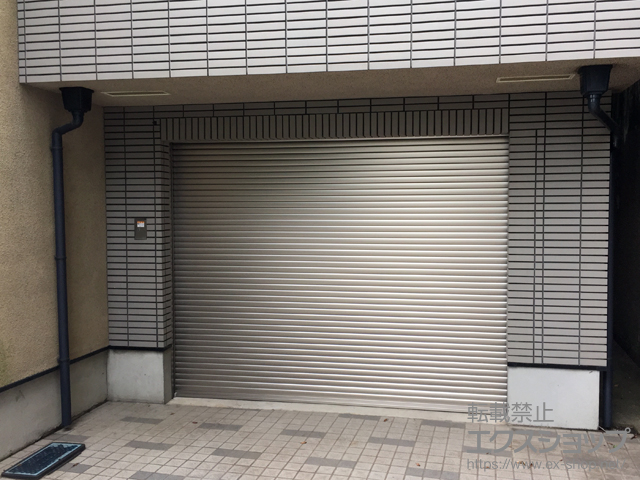 東京都大田区のLIXIL リクシル（トステム）のガレージシャッター ガレージシャッタークワトロ 電動式 内部付タイプ 施工例