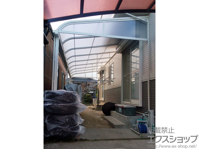 山口県下松市のLIXIL リクシル（トステム）のテラス屋根 ライザーテラスII R型 テラスタイプ 連棟 積雪〜20cm対応＋吊り下げ物干し(ワイド) 標準仕様 2本入り×1セット＋側面ランマパネル R型 8尺用 施工例