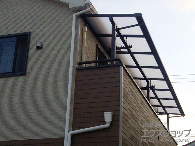 鹿児島県鹿児島市のLIXIL リクシル（トステム）のバルコニー・ベランダ屋根 ライザーテラスII F型 屋根タイプ 連棟 積雪〜20cm対応＋吊り下げ式物干し 標準 3本入 施工例