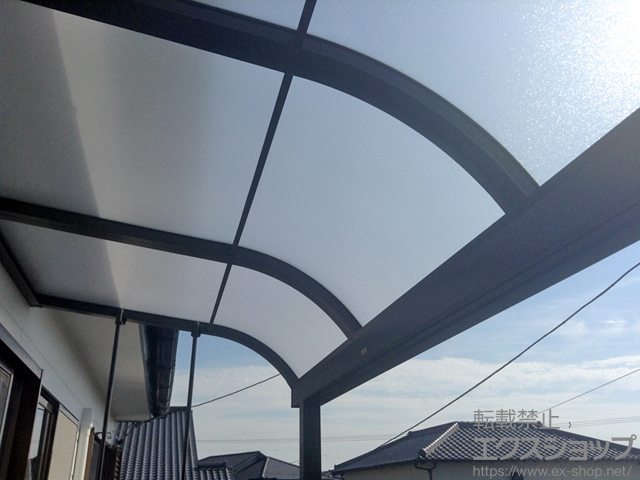 静岡県富士市のLIXIL リクシル（トステム）のバルコニー・ベランダ屋根 ライザーテラスII R型 屋根タイプ 単体 積雪〜20cm対応＋吊下げ物干し 標準 2本入 施工例