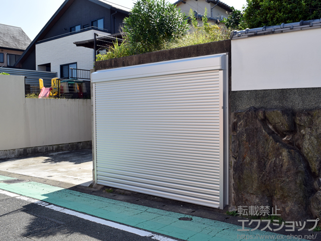 福岡県福岡市のLIXIL リクシル（トステム）のガレージシャッター ガレージシャッタークワトロ 電動式 外部付タイプ ※外部停電時開閉機構 施工例