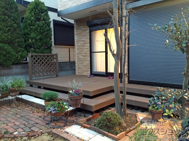 神奈川県横浜市ののウッドデッキ リウッドデッキ 200＋独立式 リウッド ステップ2型＋段床用部材一式＋リウッドデッキフェンス2型＜ラチス格子＞ 施工例