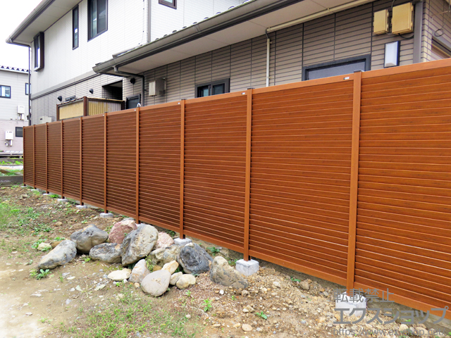 新潟県長岡市ののフェンス・柵 ルシアス スクリーンフェンスR02型 木調色 施工例