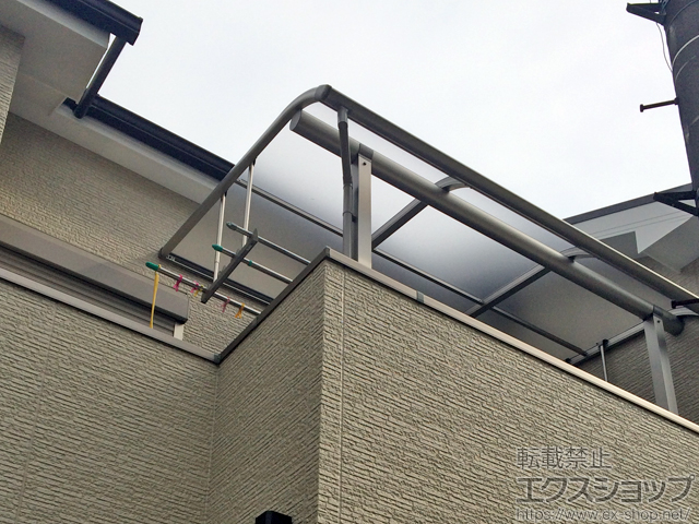 大阪府堺市ののバルコニー・ベランダ屋根 ヴェクターテラス R型 屋根タイプ 単体 積雪〜20cm対応＋吊り下げ式物干し 標準 2本入り×1セット 施工例