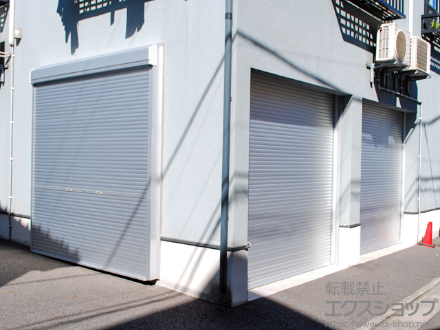 東京都墨田区のLIXIL リクシル（トステム）のガレージシャッター ガレージシャッタークワトロ 電動式 内部付タイプ 施工例