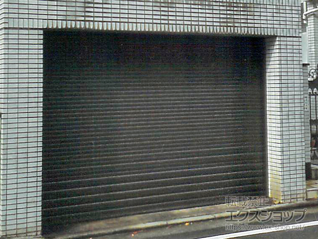 神奈川県横浜市のLIXIL リクシル（トステム）のガレージシャッター ガレージシャッタークワトロ 電動式 内部付タイプ 施工例