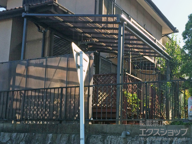 愛知県大府市のLIXIL リクシル（トステム）のテラス屋根 ライザーテラスII F型 テラスタイプ 単体 積雪〜20cm対応＋吊り下げ物干し 標準2本入り×1セット 施工例