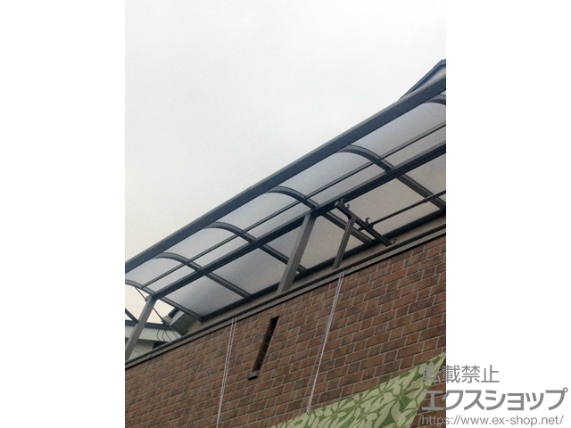 埼玉県上尾市のLIXIL リクシル（トステム）のバルコニー・ベランダ屋根 ライザーテラスII R型 屋根タイプ 連棟 積雪〜20cm対応 施工例