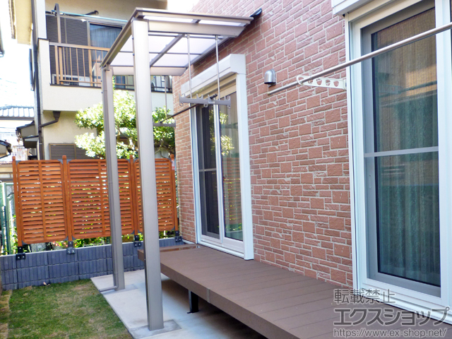 埼玉県さいたま市ののテラス屋根 フーゴF テラスタイプ　単体 積雪〜20cm対応＋竿掛けセットS 2本入＋躯体すき間ふさぎ材 22型用 施工例