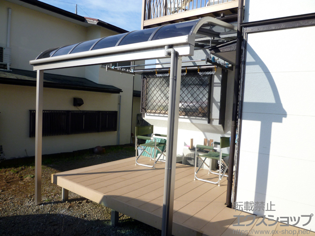 静岡県富士宮市のLIXIL リクシル（トステム）のテラス屋根 ライザーテラスII R型 テラスタイプ 単体 積雪〜20cm対応＋吊り下げ式物干し ワイド標準 2本入＋吊り下げ式物干し サポート部分2点 施工例