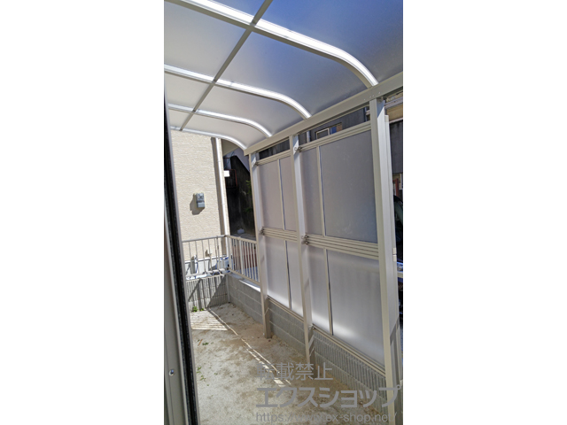 福岡県北九州市ののテラス屋根 プレシオステラス R型 テラスタイプ 連棟 積雪〜20cm対応＋前面パネル 柱標準用(テラス屋根用)※すき間隠しなし 施工例