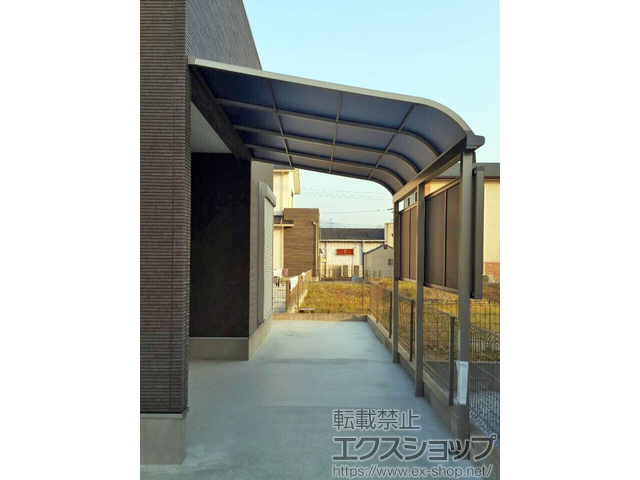 福岡県北九州市のLIXIL リクシル（トステム）のテラス屋根 ライザーテラスII R型 テラスタイプ 単体 積雪〜20cm対応＋前面スクリーン1段付き 施工例