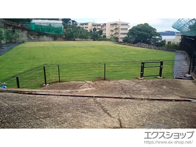 静岡県熱海市ののフェンス・柵 メッシュフェンス G10-R+メッシュフェンスG10 門扉 片開き 柱使用 施工例