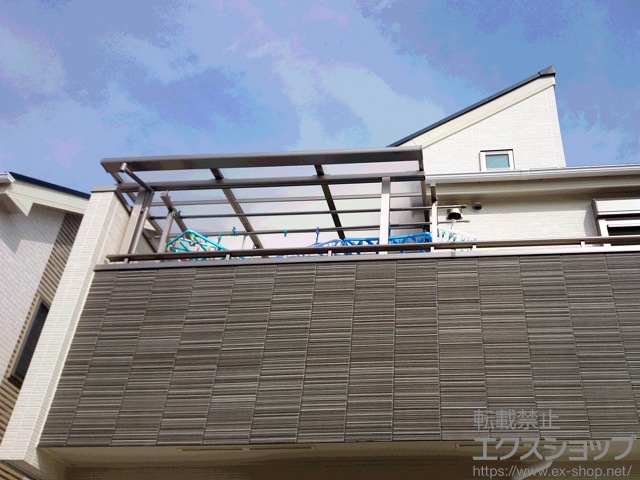 東京都足立区のLIXIL リクシル（トステム）のバルコニー・ベランダ屋根 ライザーテラスII F型 屋根タイプ 単体 積雪〜20cm対応＋吊り下げ物干し 標準 2本入 施工例
