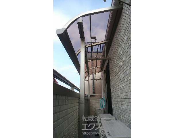 東京都台東区のLIXIL リクシル（トステム）のバルコニー・ベランダ屋根 ライザーテラスII R型 屋根タイプ 単体 積雪〜20cm対応＋吊り下げ式物干し ショート 2本入り×1セット 施工例