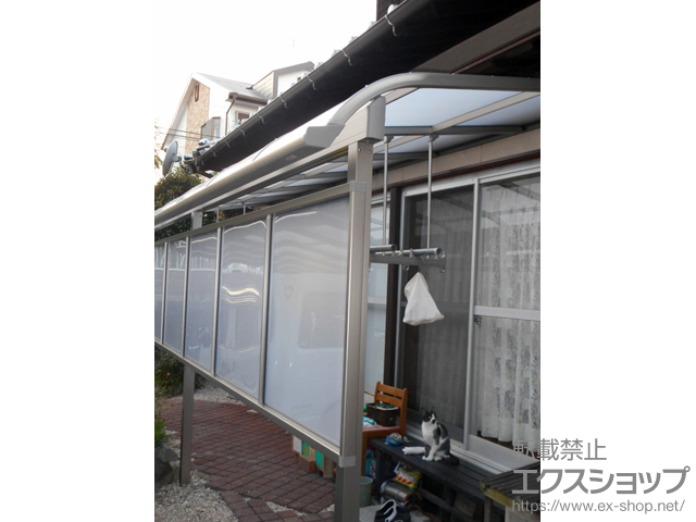 福岡県北九州市のLIXIL リクシル（トステム）のテラス屋根 ライザーテラスII R型 テラスタイプ 単体 積雪〜20cm対応+吊り下げ物干し 標準 2本入/前面スクリーン1段(間柱1本) 施工例
