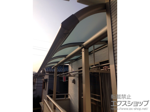 奈良県香芝市ののバルコニー・ベランダ屋根 ヴェクターテラス R型 屋根タイプ 単体 積雪〜20cm対応＋吊り下げ式物干し 標準 2本入 施工例
