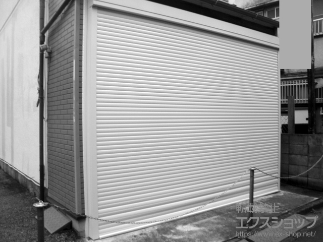 東京都墨田区のLIXIL リクシル（トステム）のガレージシャッター ガレージシャッタークワトロ 電動式 外部付タイプ 施工例