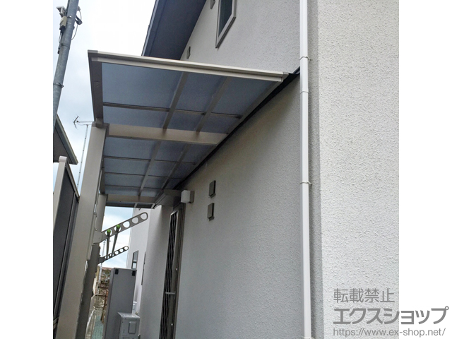 愛媛県四国中央市ののサイクルポート・駐輪場 フーゴFミニ (フラットスタイル) 積雪〜20cm対応＋躯体すき間ふさぎ材＋サイドパネル＋物干しセット 標準 2本入＋スマート雨樋 ロング28柱(H28)用 施工例