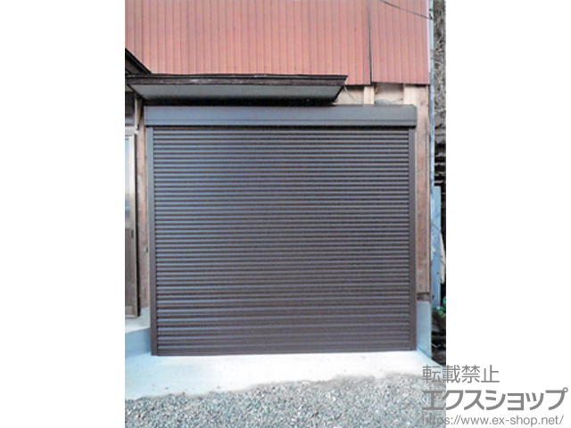 愛媛県大洲市のLIXIL リクシル（トステム）のガレージシャッター ガレージシャッタークワトロ 電動式 外部付タイプ 施工例