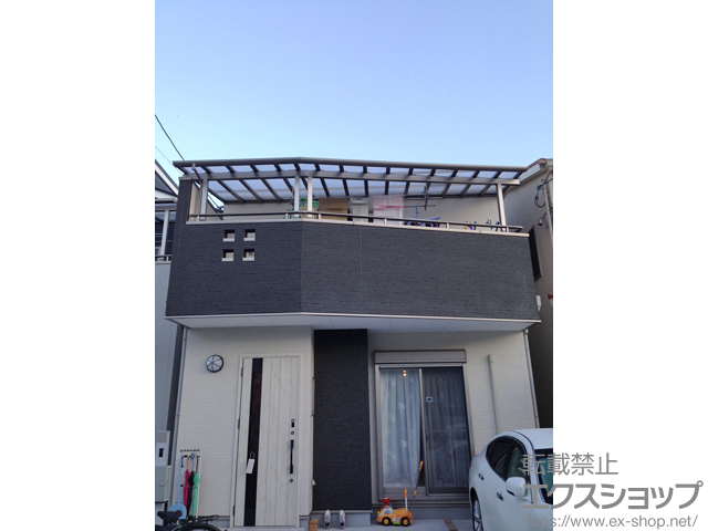 大阪府八尾市のLIXIL リクシル（トステム）のバルコニー・ベランダ屋根 パワーアルファ F型 屋根タイプ 連棟 積雪〜30cm対応＋吊り下げ物干し 標準2本入り×1セット 施工例