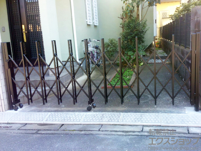 埼玉県蓮田市ののカーゲート トリップゲート RA型 ノンレール 片開き 33S 施工例