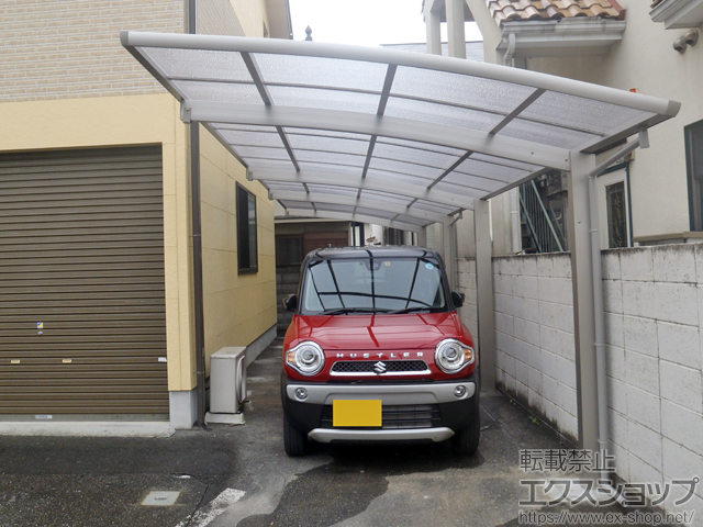 山梨県甲府市ののカーポート レイナポートグラン 縦連棟　積雪〜20cm対応＋着脱式サポート　標準・ハイルーフ兼用2本入り×2セット 施工例