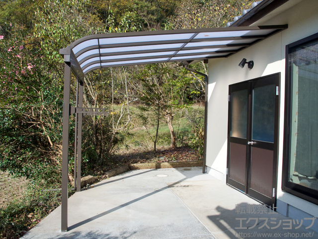 兵庫県相生市ののテラス屋根 スピーネ R型 テラスタイプ 単体 積雪〜20cm対応＋壁付け物干し 標準タイプ 2本入り×1セット 施工例