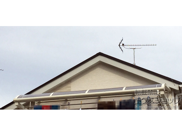 埼玉県志木市ののバルコニー・ベランダ屋根 ヴェクターテラス R型 ルーフタイプ 単体 積雪〜20cm対応＋補助垂木ユニット＋吊り下げ式物干し 標準 2本入×1 施工例