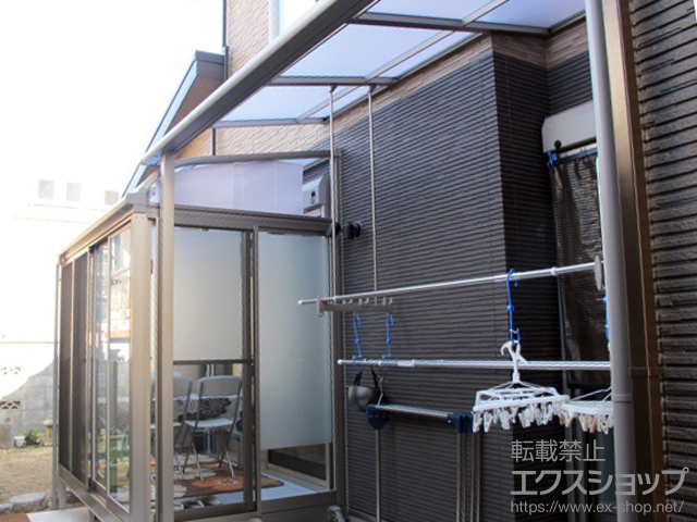 京都府京都市のLIXIL リクシル（トステム）のテラス屋根 ライザーテラスII R型 テラスタイプ 単体 積雪〜20cm対応＋吊り下げ物干し ロング 2本入 施工例