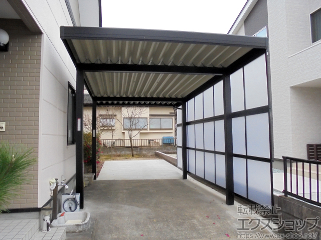 宮城県柴田郡大河原町のLIXIL リクシル（トステム）のカーポート テリオスポートIII 1500 角柱4本仕様 積雪〜50cm対応＋サイドパネル 外観左側設置 施工例