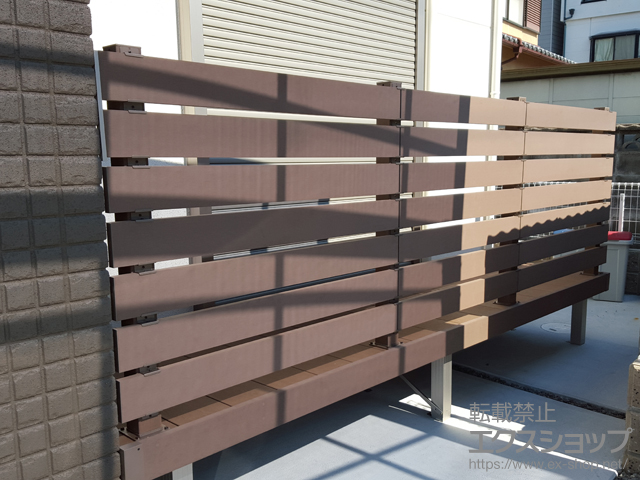 大阪府高石市ののウッドデッキ リウッドデッキ 200＋リウッドデッキフェンス3型＜横スリット＞ 施工例