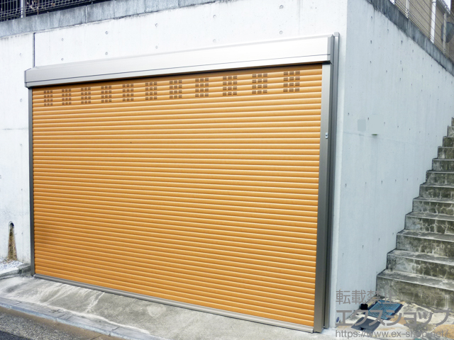 神奈川県横浜市のLIXIL リクシル（トステム）のガレージシャッター ガレージシャッタークワトロ 電動式 外部付タイプ 木目調 ※外部停電時開閉機構 施工例