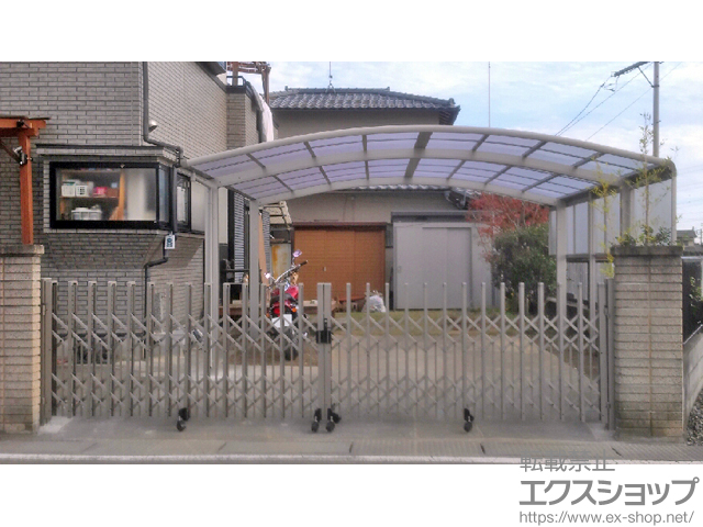 埼玉県鴻巣市ののカーゲート トリップゲート ペットガード型 ノンレール 両開き 52W(26S+26M) 施工例