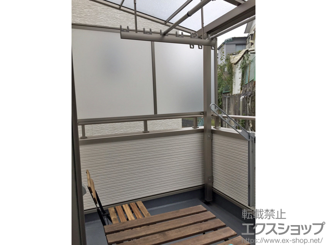 埼玉県朝霞市ののバルコニー・ベランダ屋根 スピーネ F型 屋根タイプ 単体 積雪〜20cm対応＋吊り下げ物干し(ワイド) ＋側面スクリーン※片側分 一段仕様 施工例