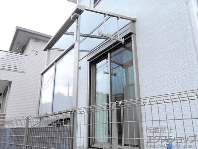 神奈川県川崎市のLIXIL リクシル（トステム）のテラス屋根 ライザーテラスII F型 テラスタイプ 単体 積雪〜20cm対応＋前面スクリーン＋吊り下げ式物干し 標準 2本入り×1セット 施工例