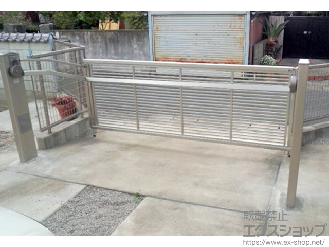福岡県福岡市ののカーゲート ルシアスアップゲート 1型 横格子 手動 施工例