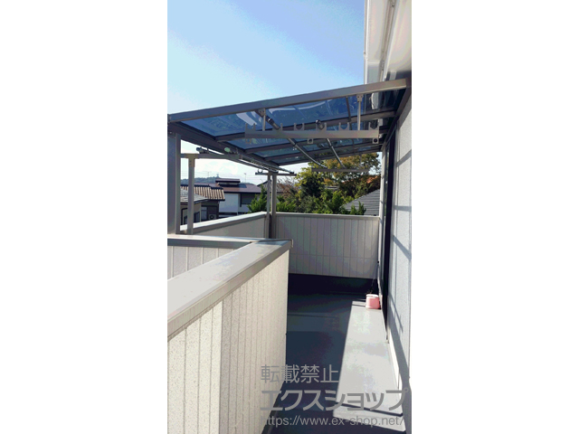 東京都八王子市のLIXIL リクシル（トステム）のバルコニー・ベランダ屋根 ライザーテラスII F型 屋根タイプ 単体 積雪〜20cm対応＋吊下げ物干し ショート ワイドタイプ 2本入 施工例