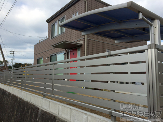 香川県三豊市ののフェンス・柵 エクスラインフェンス23型 横半目隠し 自由柱タイプ 施工例