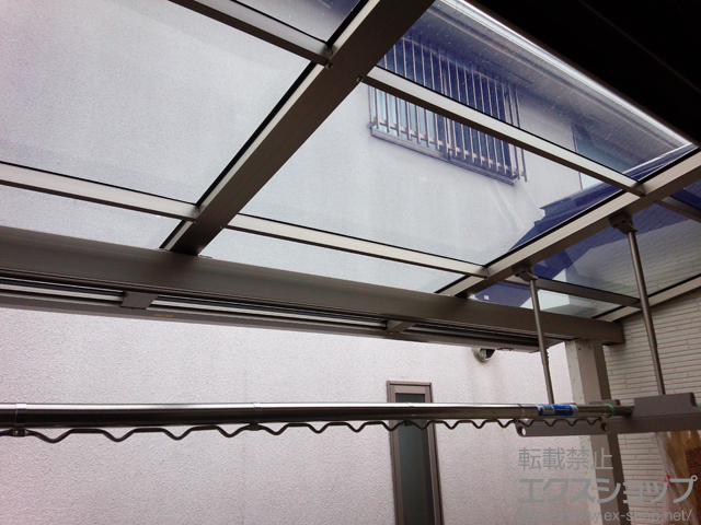 大阪府茨木市ののバルコニー・ベランダ屋根 スピーネ F型 屋根タイプ 単体 積雪〜20cm対応＋吊り下げ物干し 標準 2本入り×1セット 施工例