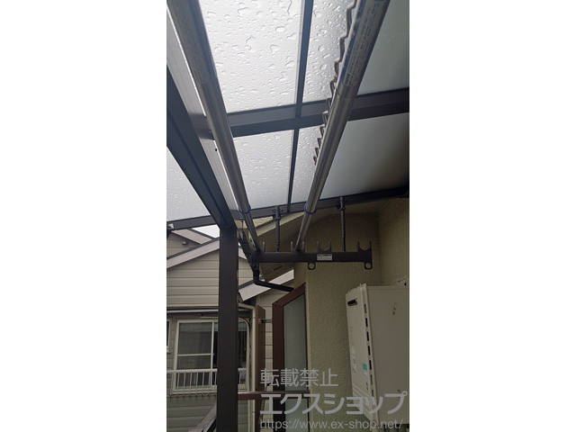 東京都練馬区のLIXIL リクシル（トステム）のバルコニー・ベランダ屋根 ライザーテラスII F型 屋根タイプ 単体 積雪〜20cm対応＋吊り下げ物干し 施工例