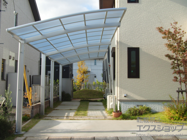 三重県桑名市ののカーポート ネスカR (ラウンドスタイル) 縦連棟 積雪〜20cm対応＋着脱式サポート ロング柱25仕様×4本 施工例