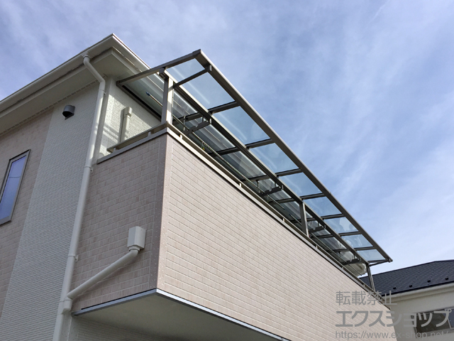 東京都昭島市ののバルコニー・ベランダ屋根 スピーネ F型 屋根タイプ 連棟 積雪〜20cm対応＋吊り下げ物干しAセット 標準 2本入り×2セット 施工例