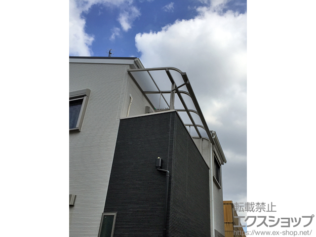 大阪府大阪市のLIXIL リクシル（トステム）のバルコニー・ベランダ屋根 ライザーテラスII R型 屋根タイプ 単体 積雪〜20cm対応＋吊り下げ物干し 標準2本入り×1セット 施工例
