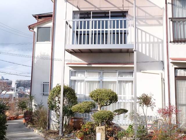 兵庫県神戸市のLIXIL リクシル（トステム）のバルコニー ビューステージHスタイル 縦太格子 単体 柱建て式 施工例