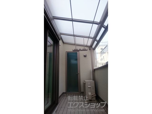 大阪府大阪市ののバルコニー・ベランダ屋根 スピーネ R型 屋根タイプ 単体 積雪〜20cm対応＋吊り下げ物干しAセット 標準 2本入×1セット 施工例