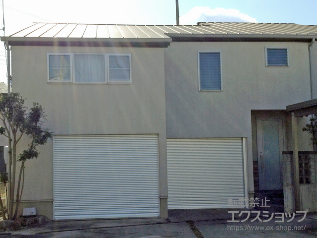 愛知県愛知郡長久手町のLIXIL リクシル（トステム）のガレージシャッター ガレージシャッタークワトロ 電動式 内部付タイプ 施工例