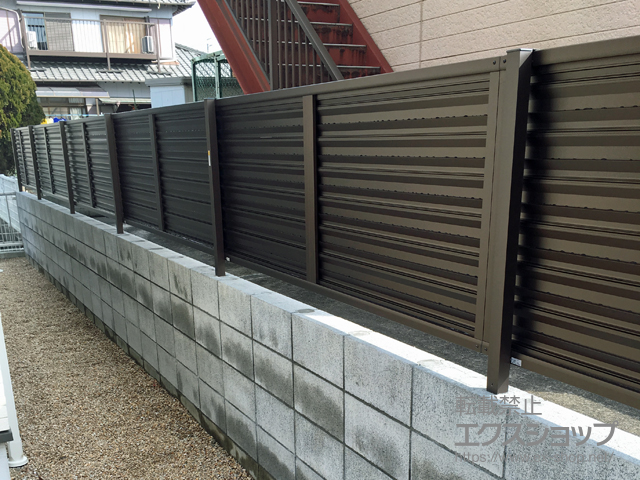 三重県津市ののフェンス・柵 ミエーネフェンス 目隠しルーバータイプ 自由柱施工 施工例