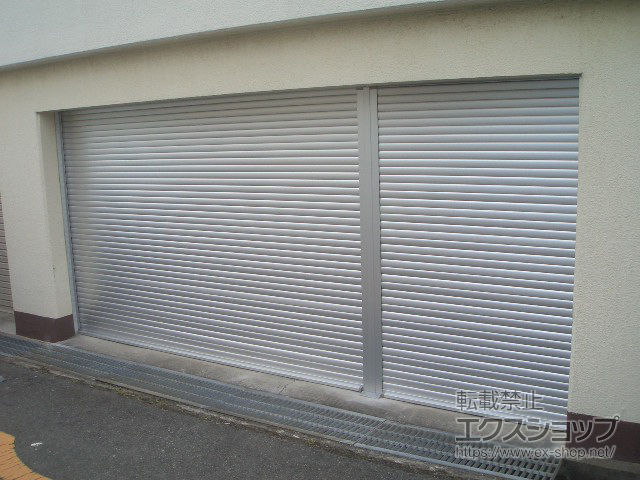 岡山県岡山市のLIXIL リクシル（トステム）のガレージシャッター ガレージシャッタークワトロ 電動式 内部付タイプ 連窓仕様 施工例