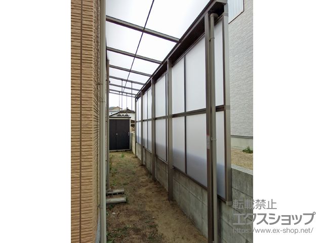 岡山県倉敷市ののストックヤード スピーネ F型 テラスタイプ 連棟 積雪〜20cm対応＋前面スクリーン(2段)＋吊り下げ物干しAセット ロング 施工例